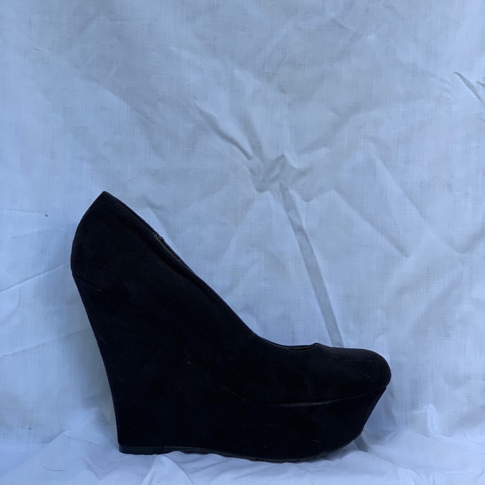 Black wedges